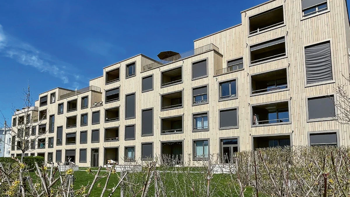 Wohnhaus von Lägern Wohnen mit heller Holzfassade und Garten
